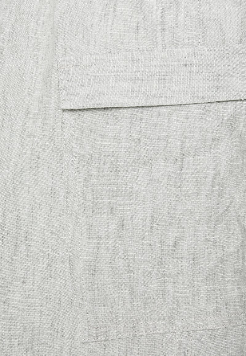 Herren Chino Shorts | Emporio Armani BERMUDA Shorts grigio perla/grau - HJ52215 Herren Chino Shorts | Emporio Armani BERMUDA Shorts grigio perla/grau - HJ52215
