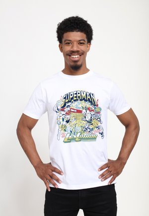 Hvid bomulds T-shirt med et farverigt superheltegrafik der viser karakterer og tekst, sat mod en lys baggrund. Korte ærmer og rund hals.