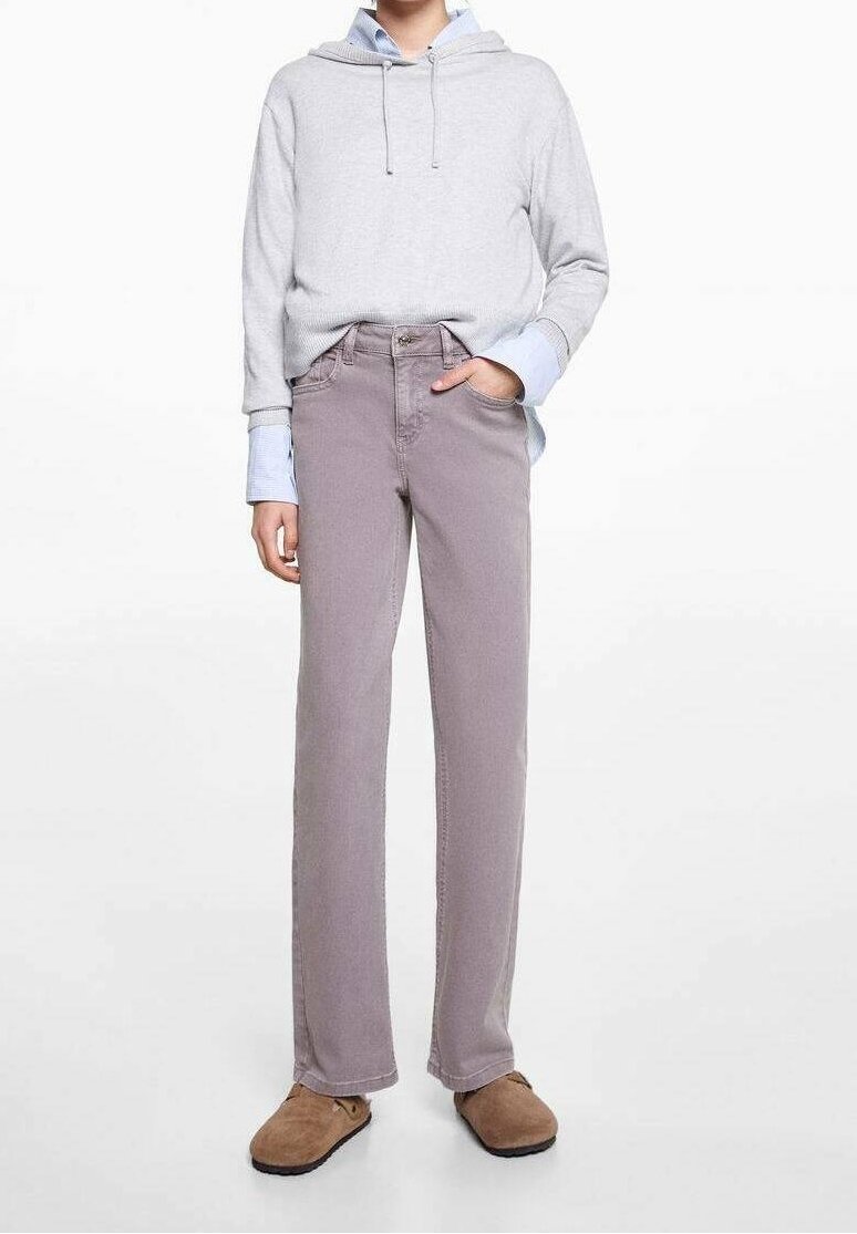 Hoodie gris clair, chemise bleu clair en dessous, pantalon beige et chaussures slip-on brunes avec une texture douce. Coupe décontractée avec un design relaxant.
