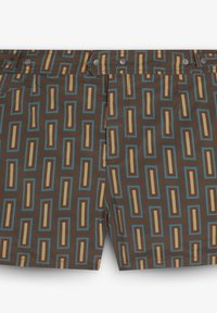 Bruine shorts met een geometrisch patroon van rechthoeken in crème en teal. Knopsluiting aan de tailleband met zichtbare stikseldetails.