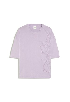 T-shirt viola chiaro a maniche corte con scollo rotondo e scritta in rilievo sottile "Standard" in diagonale sul lato anteriore destro.