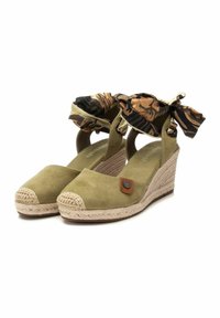 Scarpe con zeppa in suede verde, con suola in corda di juta e un accento in tessuto a motivo floreale legato alla caviglia. Punta tonda e design a ritaglio laterale.