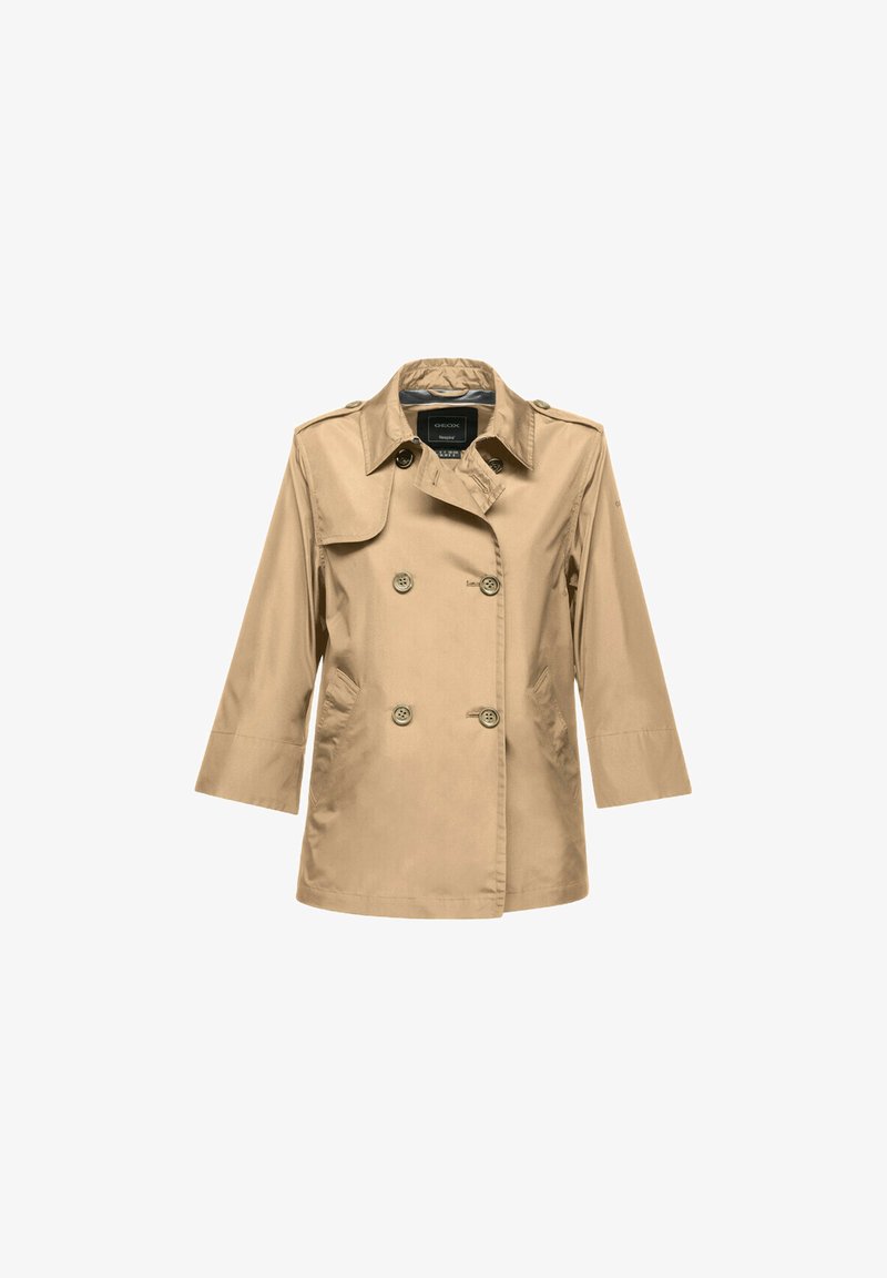 Cappotto trench beige con design doppiopetto, grandi bottoni e colletto a auspicia. Presenta maniche tre quarti e una finitura liscia.