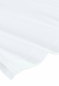 Tissu blanc texturé drapé avec des ridges subtiles, fabriqué à partir de matériau synthétique, présentant une surface lisse et une finition douce.