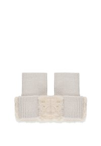 Accessorio lavorato a maglia di colore beige con texture a coste, dotato di morbidi dettagli in faux fur al centro e lungo i bordi, creando un aspetto caldo e imbottito.