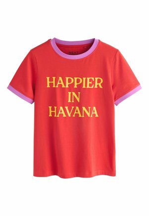 Raudona trumpomis rankovėmis palaidinė su violetiniu apvadu ir geltonais užrašais „HAPPIER IN HAVANA“ priekyje.