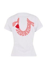 Witte t-shirt met korte mouwen, voorzien van rode en roze geborduurde tekst en een hartontwerp op de achterkant met de tekst "TRUE RELIGION."
