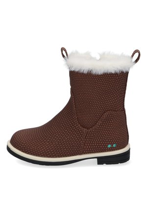 Bottes ankle brunes avec surface texturée, doublure en peluche blanche et semelle blanche contrastante. Comprend deux pattes de tirage pour un enfilage facile.