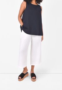 Live Unlimited London Housut - white