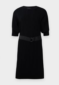 Zwarte ribgebreide jurk met korte puffmouwen en een contrasterende zwarte riem met een metalen ringdetail op de taille.