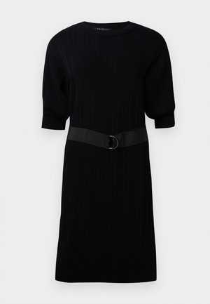 Μαύρο πλεκτό φόρεμα με ρυτίδες, κοντά φουσκωτά μανίκια και μία αντίθετη μαύρη ζώνη που διαθέτει μεταλλική λεπτομέρεια σε σχήμα δαχτυλιού στη μέση.