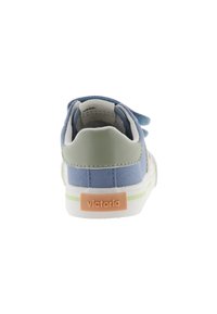 Sneaker in tela blu con un accento verde sul tallone, suole bianche e un'etichetta arancione con il marchio sul retro. Chiusura con strap in velcro.