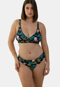 Ensemble de bikini fleuri comprenant un haut en V avec des bretelles larges et un bas taille basse assorti, le tout en noir avec des imprimés tropicaux colorés.