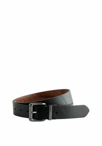 Cinturón de cuero negro con acabado texturizado, hebilla de metal plateado y respaldo de cuero marrón. Cuenta con cinco agujeros para un tamaño ajustable.
