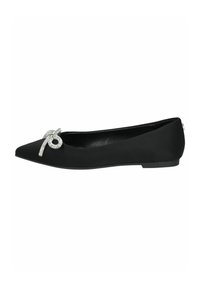 Chaussure plate noire avec un bout pointu et un nœud d�écoratif en strass sur le coil, présentant une texture mate lisse et un petit talon.