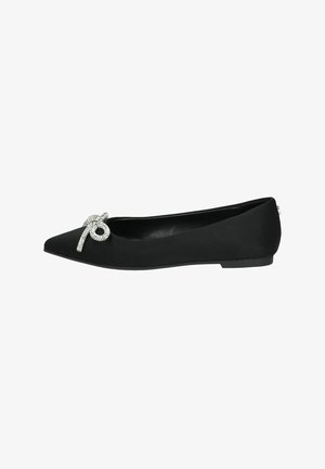 Chaussure plate noire avec un bout pointu et un nœud décoratif en strass sur le coil, présentant une texture mate lisse et un petit talon.