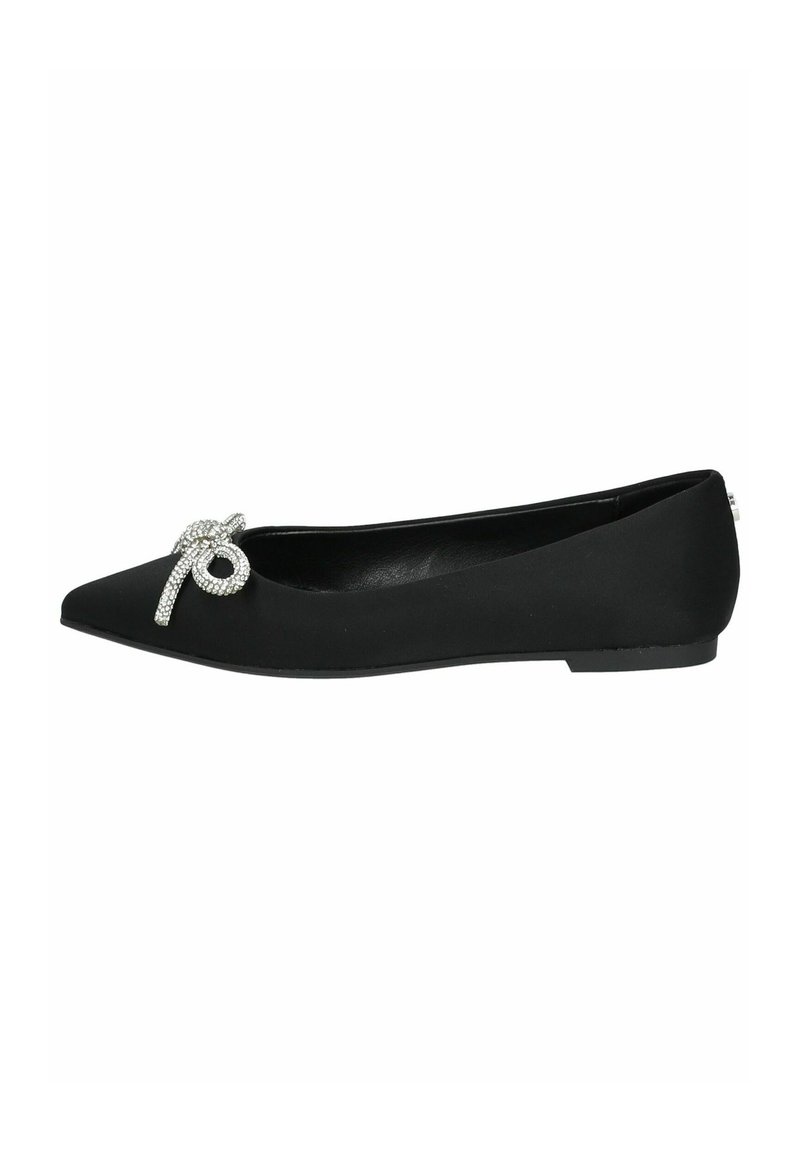 Chaussure plate noire avec un bout pointu et un nœud décoratif en strass sur le coil, présentant une texture mate lisse et un petit talon.
