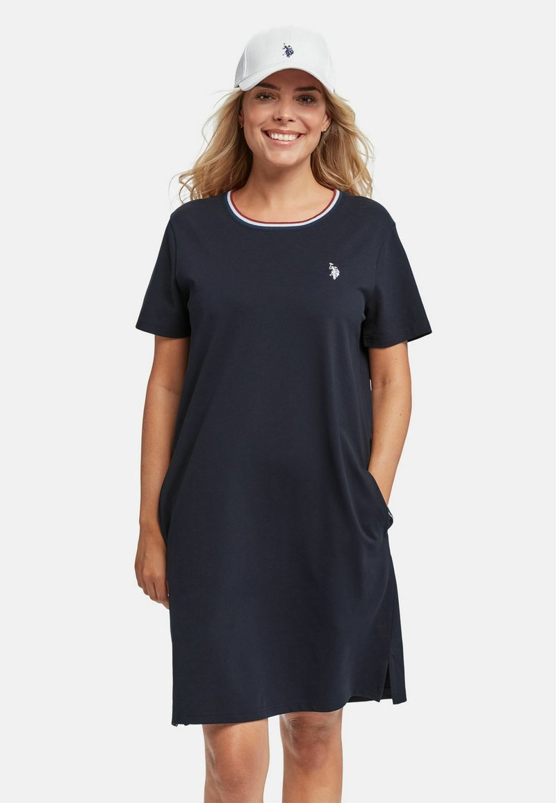 Rochie T-shirt bleumarin cu mâneci scurte, guler rotund, cu detalii roșii și albe, buzunare laterale și un mic logo pe piept.