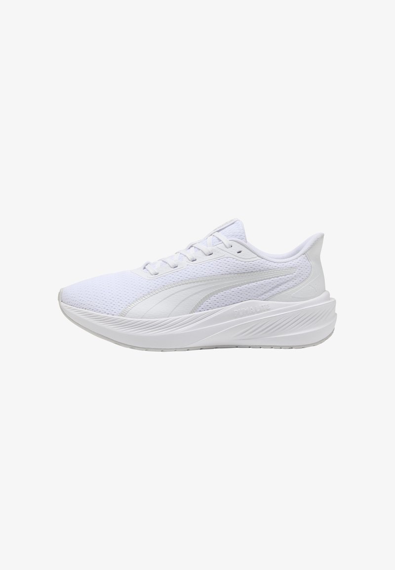 Baskets blanches de sport avec dessus en maille, semelle rembourrée et logo Puma sur le côté et la semelle intermédiaire, vues de profil droit.