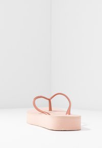 Havaianas SLIM FIT FLATFORM - T-pántos szandálok - ballet rose