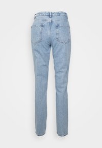 Světlé modré denimové džíny s rovnýma nohavicema, s vysokým pasem, poutky na opasek a dvěma zadními kapsami. Čistý design bez ozdob.