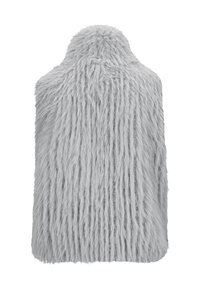 Faux-Fur-Cape in Hellgrau, mit langen, gewellten Fasern, die ein strukturiertes Aussehen erzeugen. Die Kanten sind weich und abgerundet.