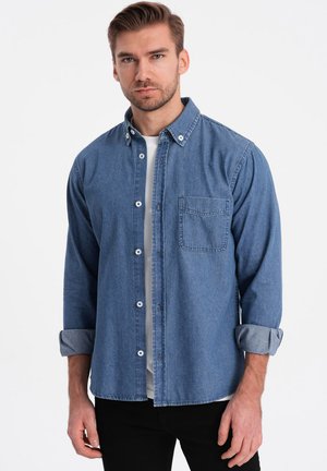 Denim-Hemd in Hellblau mit langen Ärmeln, einer einzelnen Brusttasche und umgeschlagenen Bündchen. Verfügt über weiße Knöpfe und helle Nähte.