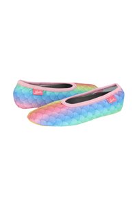 Ein Paar weiche, rutschfeste Ballerinas mit pinkem Rand und einem mehrfarbigen, pastellfarbenen Schuppenmuster einer Meerjungfrau, auf einem weißen Hintergrund gezeigt.