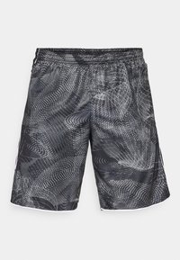 Sort og grå mønstrede shorts lavet af letvægtsstof, med elastisk talje og hvide detaljer langs kanten.