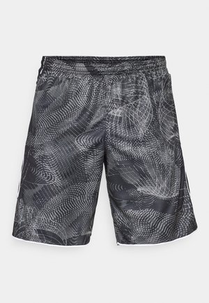 Sort og grå mønstrede shorts lavet af letvægtsstof, med elastisk talje og hvide detaljer langs kanten.