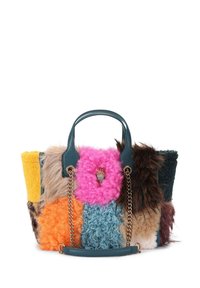 Faux fur schoudertas met meerkleurige patches in roze, oranje, geel, groen en bruin. Voorzien van teal handvatten en een gouden kettingaccent.