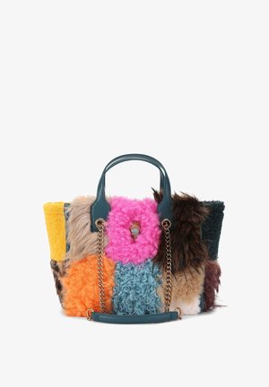 Faux fur schoudertas met meerkleurige patches in roze, oranje, geel, groen en bruin. Voorzien van teal handvatten en een gouden kettingaccent.