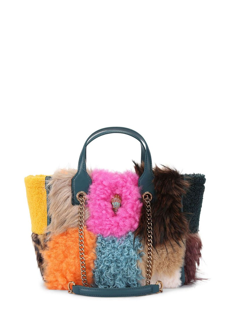 Faux fur schoudertas met meerkleurige patches in roze, oranje, geel, groen en bruin. Voorzien van teal handvatten en een gouden kettingaccent.