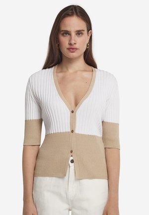 Cardigan lavorato a maglia con profondo scollo a V, caratterizzato da una texture a coste in bianco e beige. Maniche corte, bottoni frontali e blocchi di colore a contrasto.