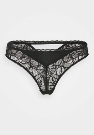 Zwarte kanten string met een bloemenpatroon, golvende randen en een gladde voorzijde. Lichtgewicht en delicate textuur.