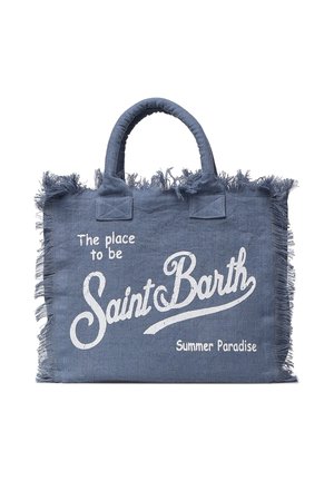 Bolsa de tela azul con bordes con flecos, asas acolchadas y texto blanco que dice "The place to be Saint Barth Summer Paradise."