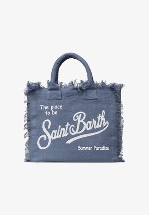 Bolsa de tela azul con bordes con flecos, asas acolchadas y texto blanco que dice "The place to be Saint Barth Summer Paradise."