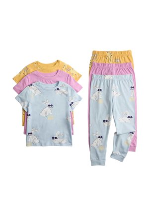 Tres conjuntos de pijamas infantiles con camisetas de manga corta y pantalones largos en azul, rosa y amarillo, con estampados de conejitos y texto.