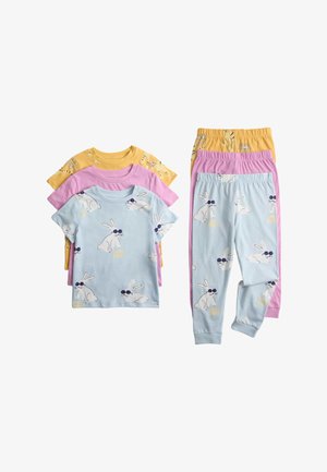 Tre sæt børnepyjamas med kortærmede toppe og lange bukser i blå, lyserød og gul, med kanin- og tekstprint.