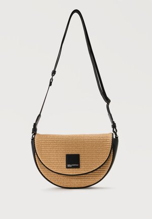 Τσάντα ώμου από πλεκτό άχυρο σε σχήμα ημισελήνου με μαύρες δερμάτινες άκρες και ρυθμιζόμενο λουράκι, με μικρό μαύρο λογότυπο μπροστά.