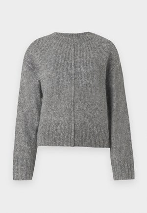 Grijze gebreide trui met lange mouwen en een ronde hals. Heeft een cropped ontwerp en verticale ribbelstructuur. Geen zichtbare hardware.