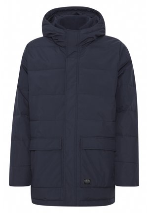 Giacca imbottita blu marina con cappuccio, dotata di chiusura con zip, due grandi tasche frontali e una finitura in tessuto leggermente testurizzato.