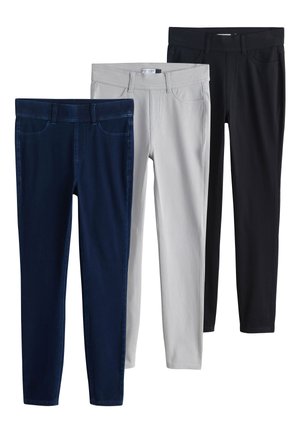 Három pár slim fit nadrág tengerészkék, világosszürke és fekete színben, elöl zsebekkel és övbújtatókkal laposan elhelyezve.
