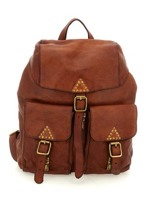 Zaino in pelle marrone con due tasche frontali chiuse da fibbie, una patta superiore con chiusura a fibbia e borchie dorate decorative disposte a motivi triangolari.