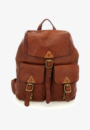 Zaino in pelle marrone con due tasche frontali chiuse da fibbie, una patta superiore con chiusura a fibbia e borchie dorate decorative disposte a motivi triangolari.