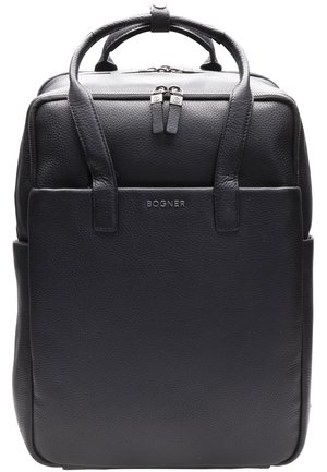 Sac à dos en cuir noir avec une surface texturée, deux poignées supérieure, et une poche avant avec un logo en relief. Fermeture à glissière en haut.