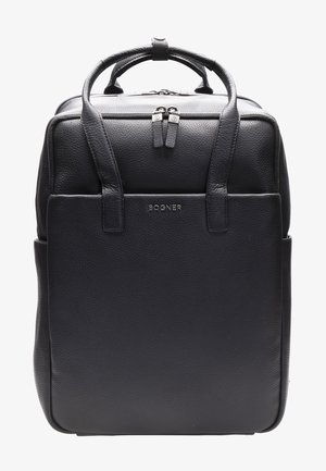 Zwarte leren rugzak met een gestructureerd oppervlak, dubbele handvatten bovenaan en een voorvak met een reliëflogo. Ritsluiting aan de bovenkant.