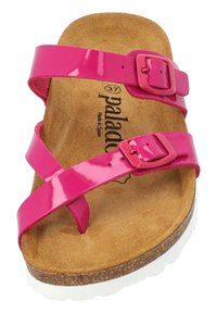 Sandali in patinato rosa con due cinturini regolabili e una soletta in sughero marrone. La suola è bianca e leggermente rialzata per un maggiore comfort.