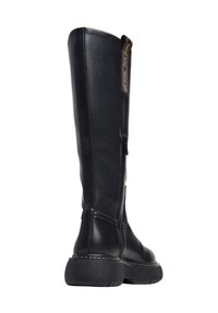 Stivale nero al ginocchio con finitura in pelle liscia, cerniera laterale e cuciture a contrasto sulla suola. Design con plateau spesso per maggiore stabilità.