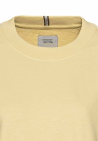 Lichtgele kortemouwen t-shirt met een geribde ronde hals, zachte textuur en een logo-label in het midden. Minimalistisch ontwerp zonder patronen.